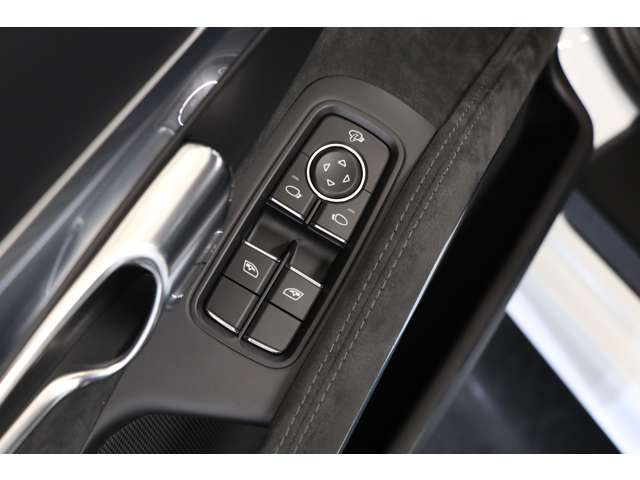 �d���i�[�~���[�I�v�V�������ڂŁA�a�m�I�ɂ���蒸�����Ƃ��ł��܂��B�h�A�n���h���t�߂��A���J���^�[�������p����A��i�ɂ܂Ƃ߂��Ă���܂��B