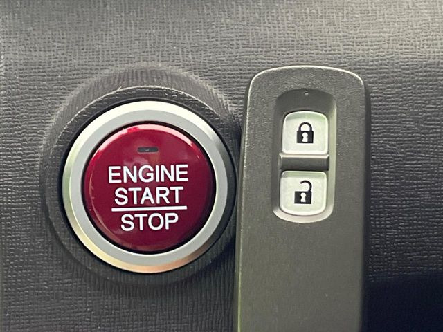 �yHonda�X�}�[�g�L�[�z�J�o����|�P�b�g�ɓ��ꂽ�܂܂ł��h�A�̎{���E�������\�ȃX�}�[�g�L�[�𑕔��B�G���W���̃I���E�I�t�����J�M�����o���K�v����������Ƃ��Ă��֗��ł���