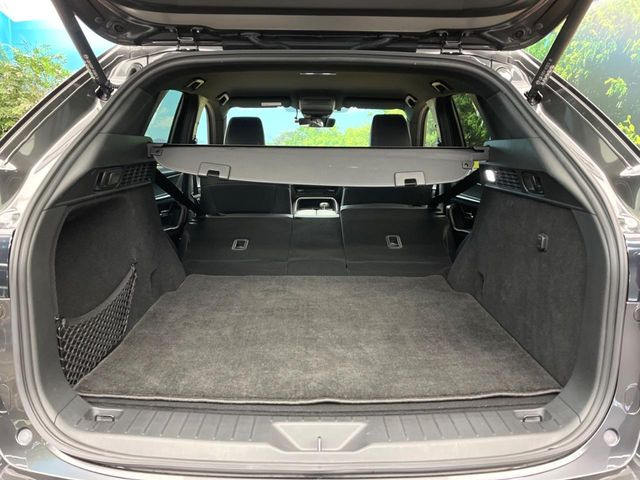 後席を格納すると、これだけの広さが!シーンに合わせたシートアレンジで、大きな荷物も積むことが出来ます♪