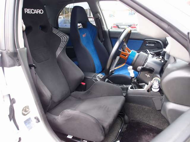 運転席シートは高額モデルのRECARO製SR-6に変更済み。切れや目立つような使用感も御座いません。総カスタム費用200万円以上かかった希少価値の高い一台となります。お気軽にお問い合わせ下さいませ