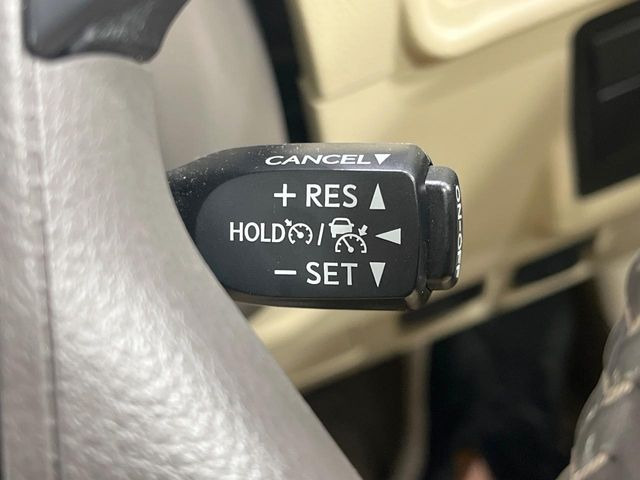 【レーダークルーズコントロール】高速道路での長距離走行が楽に!!自動で速度を保つクルーズコントロールが、衝突軽減システムと連携し、前方の車両を感知して車間を保つように速度調節してくれます!!