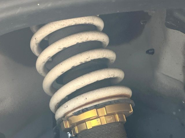 �yHKS�ԍ����z�ԍ����Ⴍ�Ȃ�A�X�^�C���b�V���Ȍ����ڂƂȂ��Ă���܂��B�ԗ��̏d�S�������鎖�ŁA���s���̈��萫�����サ�܂���