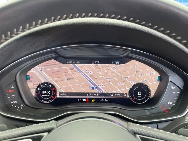 ���o�[�`�����R�b�N�s�b�g:�S�̂��t���p�l���ƂȂ��Ă����i�I�ȃ��[�^�[�p�l���B�ʏ�̃X�s�[�h���[�^�[�Ƃ��Ă̋@�\�͂������A�i�r�E�I�[�f�B�I�@�\�̊m�F�E������ł��A�^�]�ɏW�����₷���Ȃ��Ă���܂��B