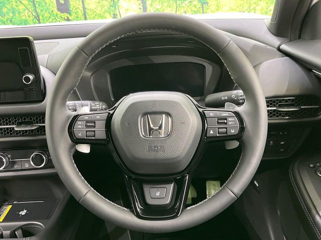 �C���e���A�ɍ��킹���f�U�C���̃X�e�A�����O�́A�^�]�������̂��Ƃ��l���A�^�]���₷���`��A�傫���ł��B�����x�A���ۂɐG���Ă��m���߂��������B