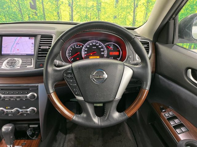 �C���e���A�ɍ��킹���f�U�C���̃X�e�A�����O�́A�^�]�������̂��Ƃ��l���A�^�]���₷���`��A�傫���ł��B�����x�A���ۂɐG���Ă��m���߂��������B