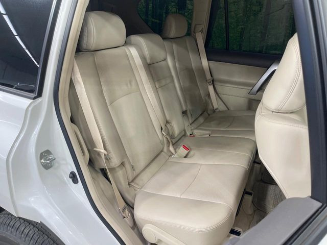 後部座席も気になるようなキズ・汚れやへたり等、大きなダメージはなく、良好な状態です。