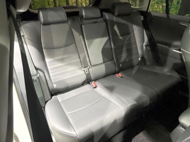 後部座席も気になるようなキズ・汚れやへたり等、大きなダメージはなく、良好な状態です。