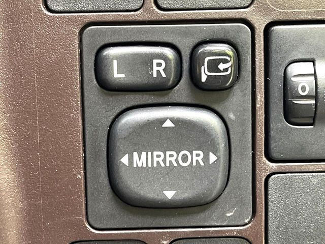 �y�d���i�[�~���[�z�T�C�h�~���[�͓d���i�[���ƂȂ��Ă���A�������ԏ�ł��L�Y�������X�N��}�����܂��B