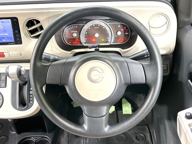 �C���e���A�ɍ��킹���f�U�C���̃X�e�A�����O�́A�^�]�������̂��Ƃ��l���A�^�]���₷���`��A�傫���ł��B�����x�A���ۂɐG���Ă��m���߂��������B