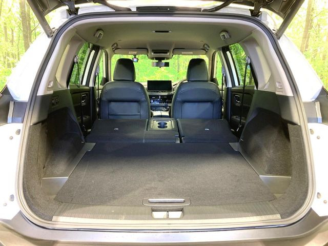 ���i�̂���������ʋ΁A���}���ɏ\���ȉ׎��X�y�[�X���m�ۂ��Ă���܂��B�Z�J���h�V�[�g��|���ƁA�傫�ȉו��̐ύڂ��\�ł���