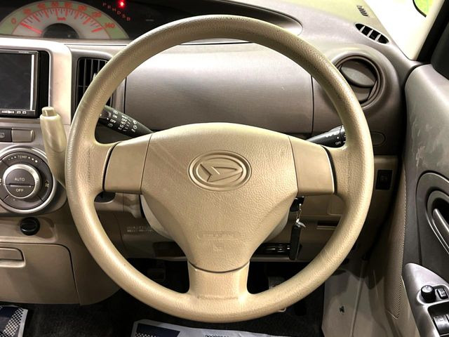 �C���e���A�ɍ��킹���f�U�C���̃X�e�A�����O�́A�^�]�������̂��Ƃ��l���A�^�]���₷���`��A�傫���ł��B�����x�A���ۂɐG���Ă��m���߂��������B