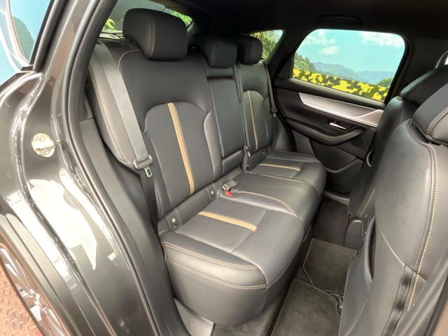 後部座席も気になるようなキズ・汚れやへたり等、大きなダメージはなく、良好な状態です。