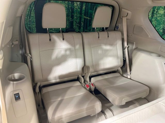 床下収納式のサードシートです。座席部分をコンパクトに収納でき、広大な荷室スペースとしてお使いいただけます!乗車人数や荷物の量など利用シーンに合わせて3列目を有効活用でき、とっても便利♪