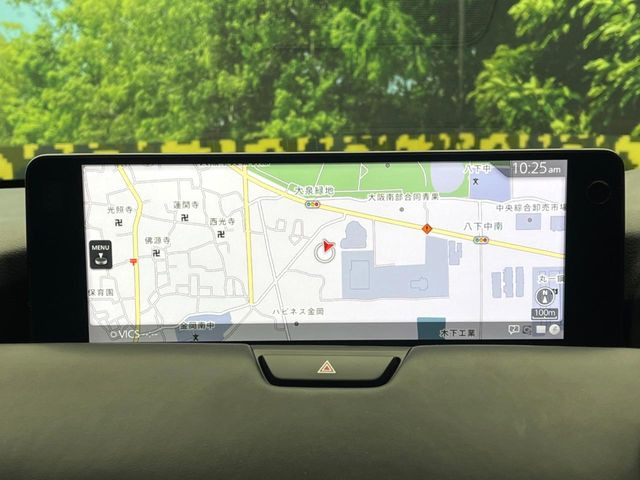 【12.3インチマツダコネクト】車内の雰囲気にマッチした大型ディスプレイ。スマホ接続でのナビ使用やBluetooth再生等、様々な機能が楽しめます。直感的なダイヤル操作が可能で、使い勝手も良好です。