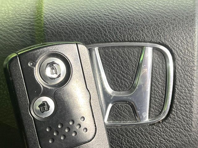 �yHonda�X�}�[�g�L�[�z�J�o����|�P�b�g�ɓ��ꂽ�܂܂ł��h�A�̎{���E�������\�ȃX�}�[�g�L�[�𑕔��B�G���W���̃I���E�I�t�����J�M�����o���K�v����������Ƃ��Ă��֗��ł���