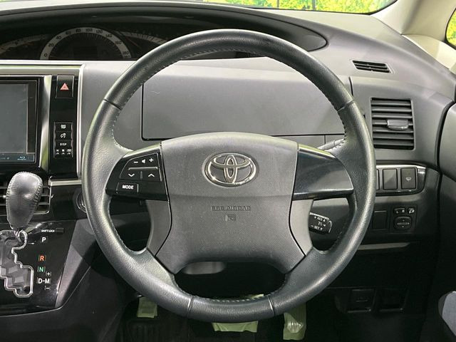 �C���e���A�ɍ��킹���f�U�C���̃X�e�A�����O�́A�^�]�������̂��Ƃ��l���A�^�]���₷���`��A�傫���ł��B�����x�A���ۂɐG���Ă��m���߂��������B