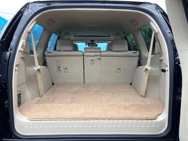 後席を格納すると、これだけの広さが!シーンに合わせたシートアレンジで、大きな荷物も積むことが出来ます♪