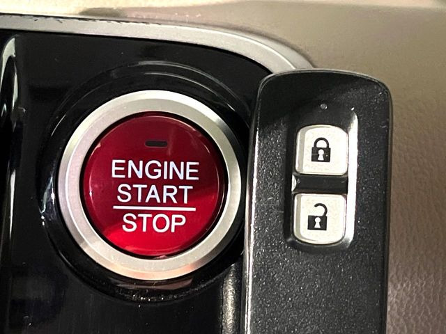 �yHonda�X�}�[�g�L�[�z�J�o����|�P�b�g�ɓ��ꂽ�܂܂ł��h�A�̎{���E�������\�ȃX�}�[�g�L�[�𑕔��B�G���W���̃I���E�I�t�����J�M�����o���K�v����������Ƃ��Ă��֗��ł���