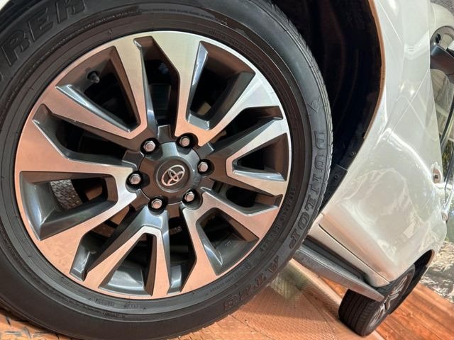 【純正19インチアルミホイール】外観にマッチした純正アルミホイールを装着しております。各種社外アルミホイールや、スタッドレスタイヤも取扱いしております。是非ご相談ください♪