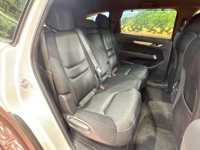 広々とした2列目シートは居住性が高く、居心地も快適!友達や家族とのお出かけにぴったりです。ベビーシートやチャイルドシート使用時も快適にお過ごしいただける十分な空間を確保しています。