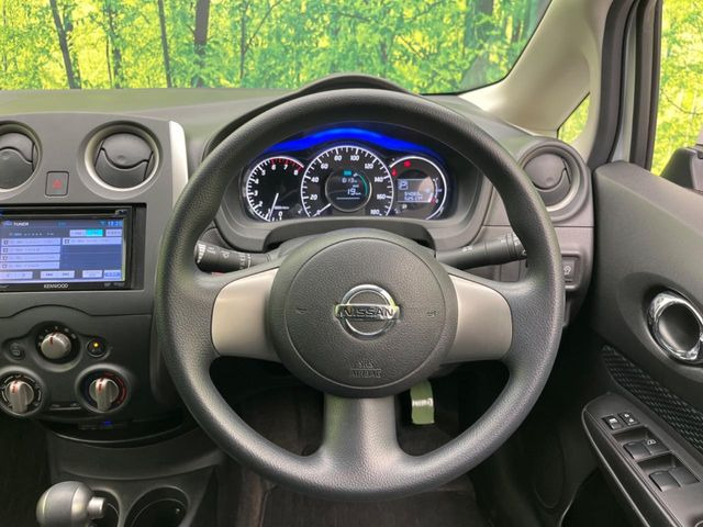 �C���e���A�ɍ��킹���f�U�C���̃X�e�A�����O�́A�^�]�������̂��Ƃ��l���A�^�]���₷���`��A�傫���ł��B�����x�A���ۂɐG���Ă��m���߂��������B