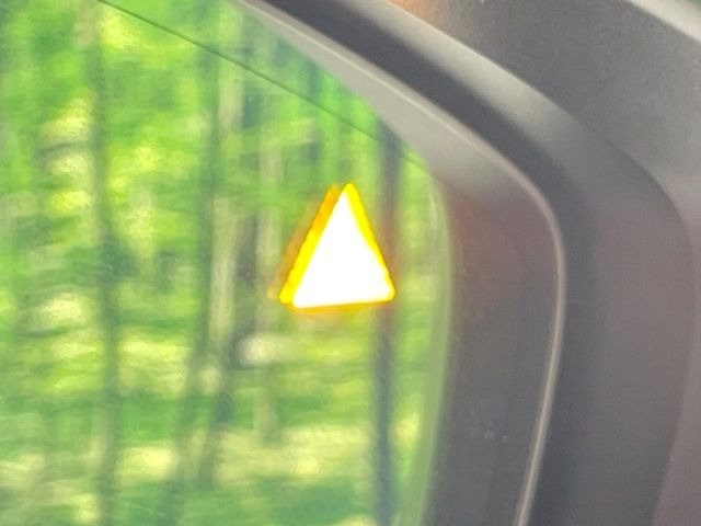 �y�u���C���h�X�|�b�g���j�^�����O�z���s���A�h�A�~���[�̎��p�ɂȂ�₷���ӏ��Ɍ㑱�Ԃ��ڋ߂���ƃT�C�h�~���[�t�߂Ɍx����\���A�h���C�o�[�ɒ��ӊ��N�����Ă���܂��B