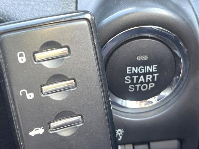 �y�A�N�Z�X�L�[&�v�b�V���X�^�[�g�z�J�o����|�P�b�g�ɓ��ꂽ�܂܂ł��h�A�̎{���E�������\�ȃX�}�[�g�L�[�𑕔��B�G���W���̃I���E�I�t�����J�M�����o���K�v�������A�{�^�����v�b�V�����邾����OK��