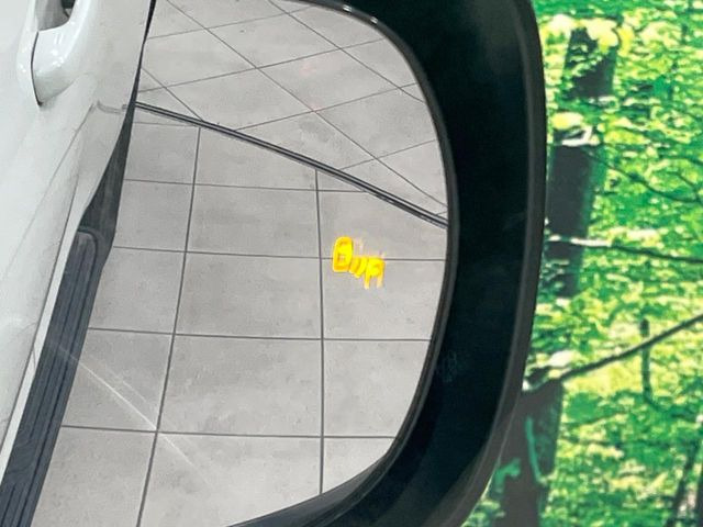 【ブラインドスポットモニター】走行中、ドアミラーの死角になりやすい箇所に後続車が接近するとサイドミラーのレンズに警告を表示!ドライバーに注意喚起をしてくれます。