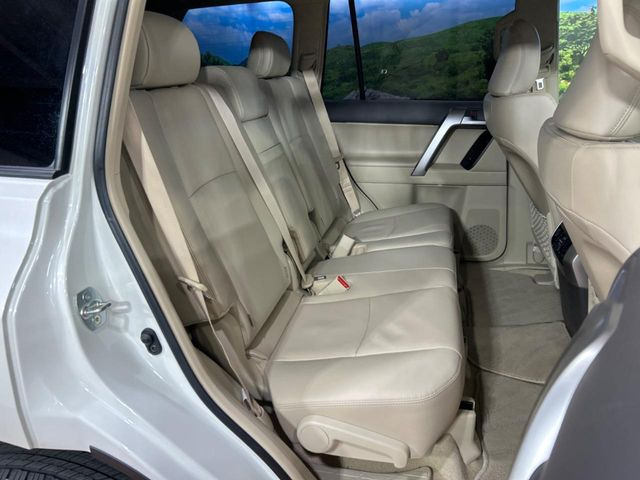 後部座席も気になるようなキズ・汚れやへたり等、大きなダメージはなく、良好な状態です。