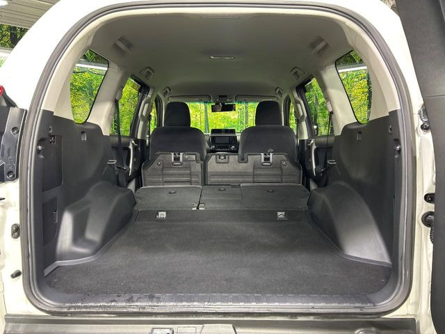 ���i�̂���������ʋ΁A���}���ɏ\���ȉ׎��X�y�[�X���m�ۂ��Ă���܂��B�Z�J���h�V�[�g��|���ƁA�傫�ȉו��̐ύڂ��\�ł���