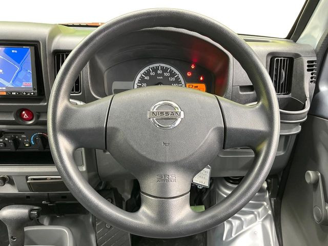 �C���e���A�ɍ��킹���f�U�C���̃X�e�A�����O�́A�^�]�������̂��Ƃ��l���A�^�]���₷���`��A�傫���ł��B�����x�A���ۂɐG���Ă��m���߂��������B