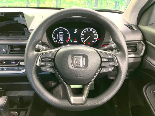 �C���e���A�ɍ��킹���f�U�C���̃X�e�A�����O�́A�^�]�������̂��Ƃ��l���A�^�]���₷���`��A�傫���ł��B�����x�A���ۂɐG���Ă��m���߂��������B