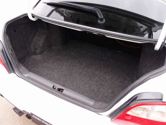 弊社はドアのヒンジ部分/各種内張り/フロアマットなど、細かな所も綺麗にクリーニング致します。新車おろしたてのような輝きある車両をお客様にご納車させて頂きます。ご遠方のお客様もご安心してご検討下さいませ