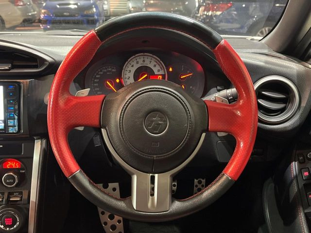 �y�����v�����X�e�A�����O�z�㎿�Ȋv���g�p���邱�ƂŁA��ɂ����������݂ƂĂ��^�]���₷���n���h���ł���