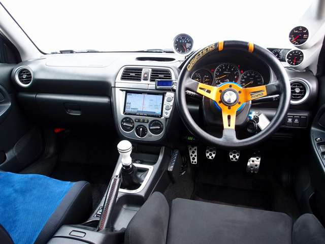 室内は綺麗にルームクリーニング済みとなり、たばこや芳香剤の嫌な臭いも御座いません。運転席シートは高額モデルのRECARO製SR-6に変更。総カスタム費用200万円以上かかった希少価値の高い一台