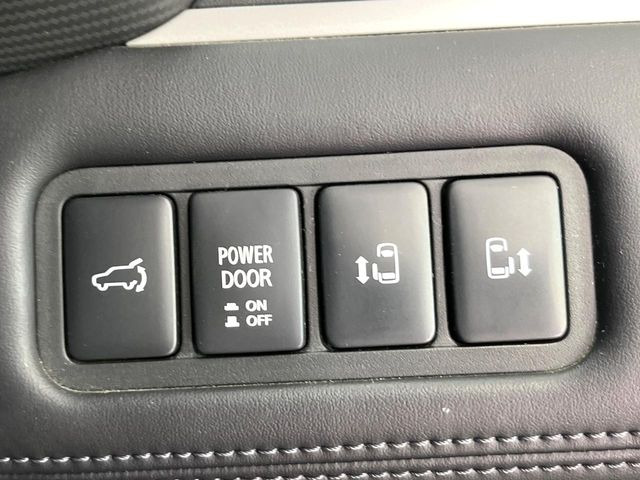 �y�����X���C�h�h�A�z���ԏ�ŗׂ̎ԂƂ̊Ԋu���������ɂ������A�X���C�h�h�A�Ȃ���S!�h�A�I�[�v������������炸�A�J�������L���̂ŏ��~�肪�Ƃ��Ă��ȒP�ł��B�傫�ȉו��̏o���������Ȃ���\��