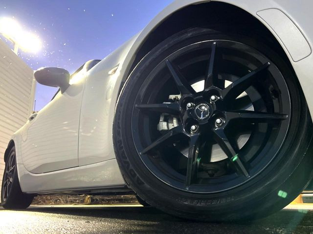 �y����16�C���`�A���~�z�C�[���z�O�ςɃ}�b�`���������A���~�z�C�[���𑕒����Ă���܂��B�e��ЊO�A���~�z�C�[����A�X�^�b�h���X�^�C�����戵�����Ă���܂��B���񂲑��k����������