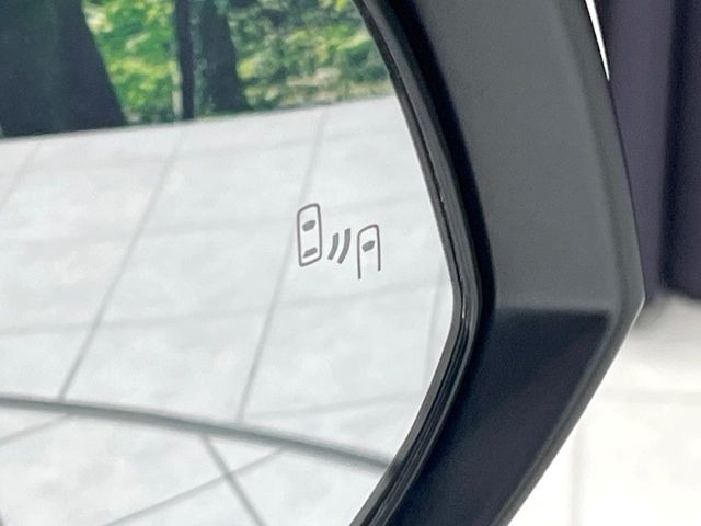 【ブラインドスポットモニター】走行中、ドアミラーの死角になりやすい箇所に後続車が接近するとサイドミラーのレンズに警告を表示!ドライバーに注意喚起をしてくれます。