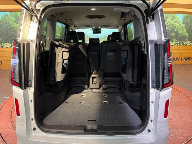 ���ڃV�[�g�͑O��X���C�h���\�ł��B���ɉ�����Α������L������������A�O�ɋl�߂�Α傫�ȃ��Q�b�W�X�y�[�X���m�ۂł��܂��B�V�[���ɉ����Ďg�������ł��邩��Ƃ��Ă��֗��ł���