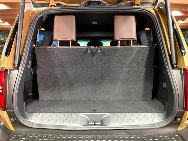 ���i�̂���������ʋ΁A���}���ɏ\���ȉ׎��X�y�[�X���m�ۂ��Ă���܂��B�Z�J���h�V�[�g��|���ƁA�傫�ȉו��̐ύڂ��\�ł���