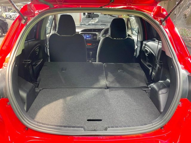 ���i�̂���������ʋ΁A���}���ɏ\���ȉ׎��X�y�[�X���m�ۂ��Ă���܂��B�Z�J���h�V�[�g��|���ƁA�傫�ȉו��̐ύڂ��\�ł���