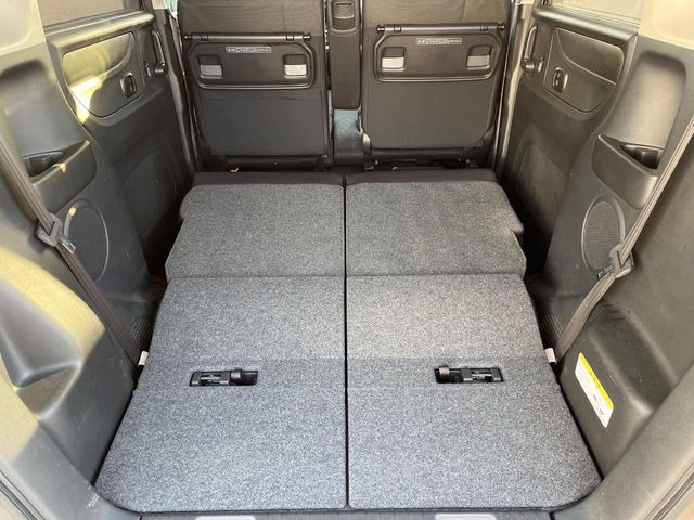 ���i�̂���������ʋ΁A���}���ɏ\���ȉ׎��X�y�[�X���m�ۂ��Ă���܂��B�Z�J���h�V�[�g��|���ƁA�傫�ȉו��̐ύڂ��\�ł���