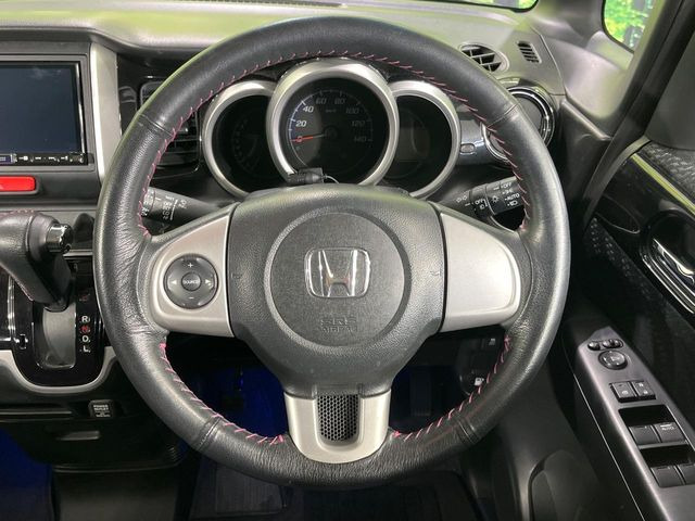 �y�����v�����X�e�A�����O�z�㎿�Ȋv���g�p���邱�ƂŁA��ɂ����������݂ƂĂ��^�]���₷���n���h���ł���