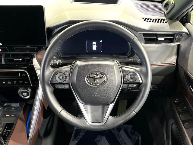 インテリアに合わせたデザインのステアリングは、運転される方のことも考え、運転しやすい形状、大きさです。是非一度、実際に触ってお確かめください。