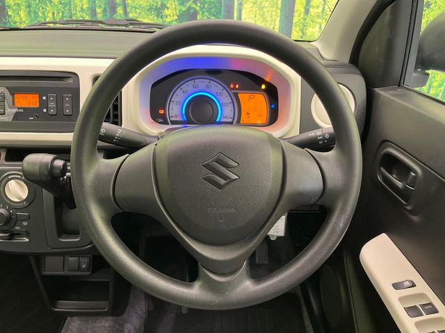 �C���e���A�ɍ��킹���f�U�C���̃X�e�A�����O�́A�^�]�������̂��Ƃ��l���A�^�]���₷���`��A�傫���ł��B�����x�A���ۂɐG���Ă��m���߂��������B