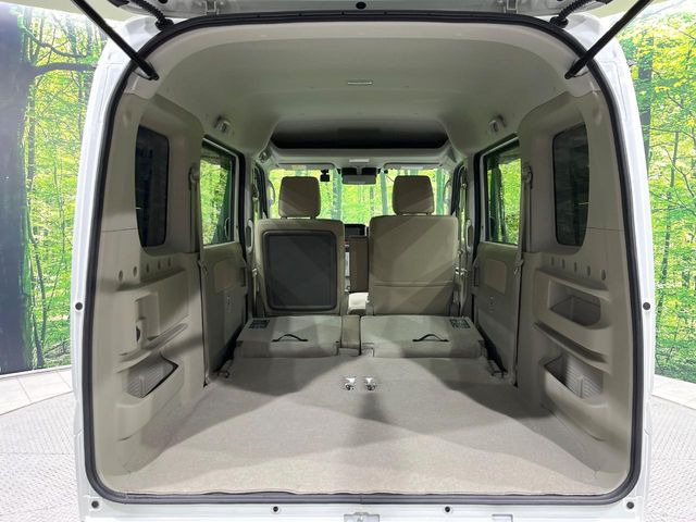 ���i�̂���������ʋ΁A���}���ɏ\���ȉ׎��X�y�[�X���m�ۂ��Ă���܂��B�Z�J���h�V�[�g��|���ƁA�傫�ȉו��̐ύڂ��\�ł���