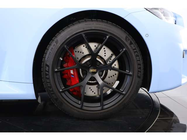 BBS FI-R Evo19/20�C���`�A���~�b��1�s�[�X�z�C�[���ɃJ�X�^������Ă���AM�L�����p�[���b�h������w�f���܂��B