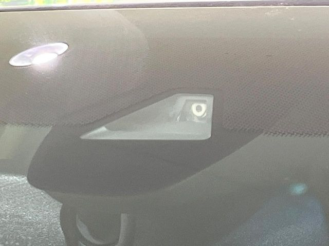 【ホンダセンシング】走行中に前方の車両等を認識し、衝突しそうな時は警報とブレーキで衝突回避と被害軽減をアシスト。より安全にドライブをお楽しみいただけます。