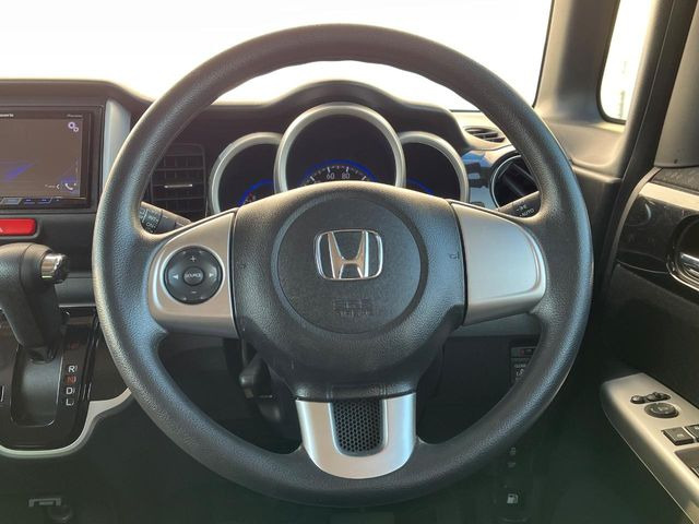 �C���e���A�ɍ��킹���f�U�C���̃X�e�A�����O�́A�^�]�������̂��Ƃ��l���A�^�]���₷���`��A�傫���ł��B�����x�A���ۂɐG���Ă��m���߂��������B