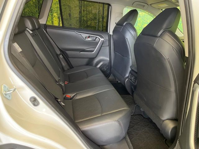 後部座席も気になるようなキズ・汚れやへたり等、大きなダメージはなく、良好な状態です。